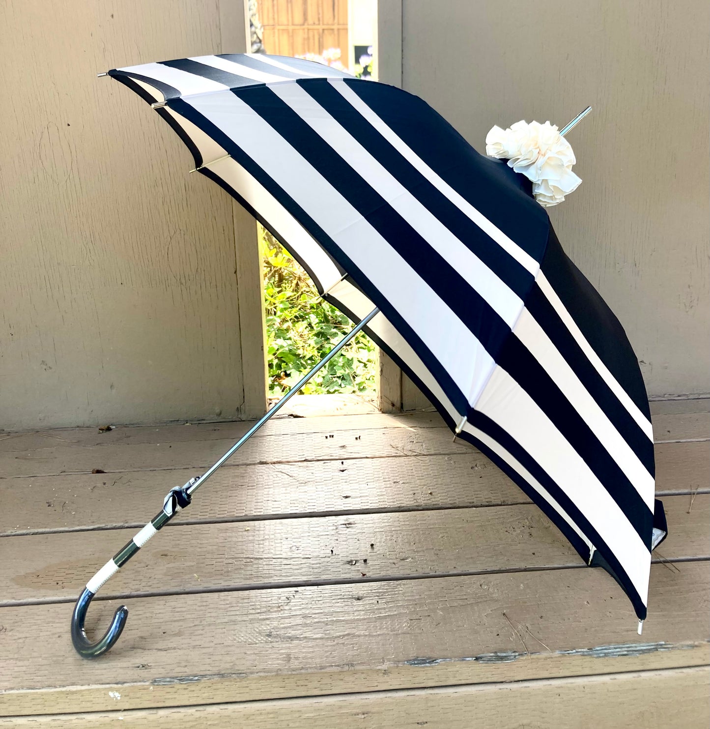 Paraguas elegante Audrey con volante en la parte superior | Apertura automática en negro y crema