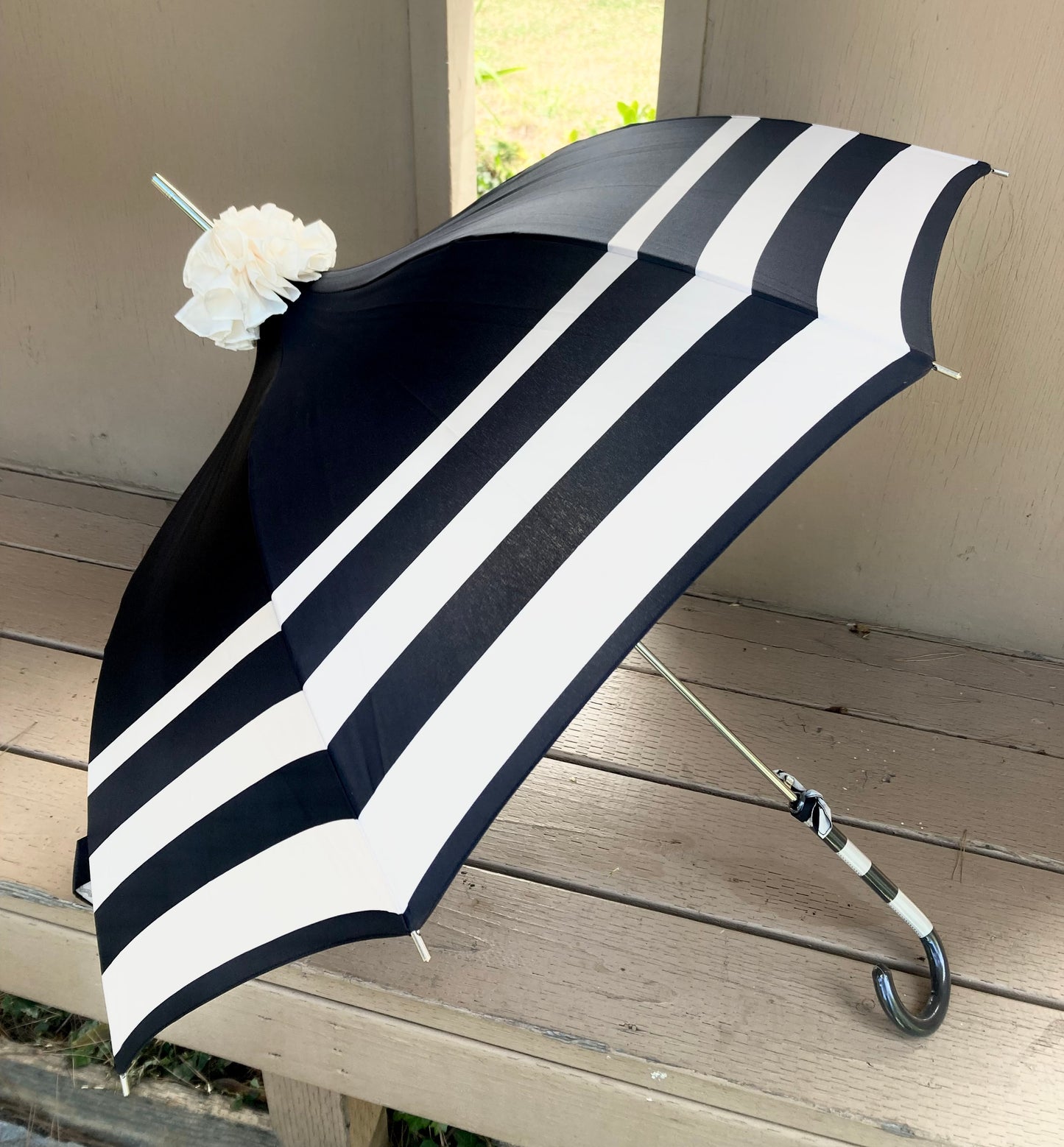 Paraguas elegante Audrey con volante en la parte superior | Apertura automática en negro y crema