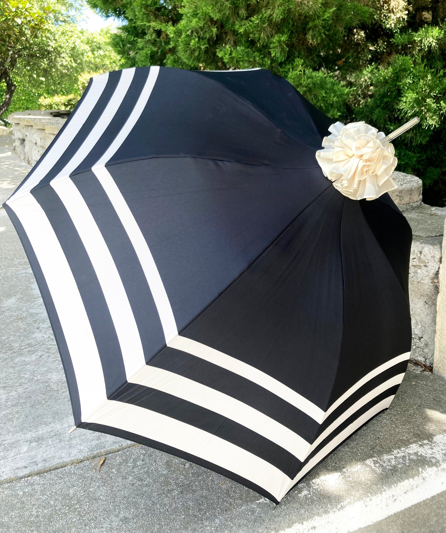 Paraguas elegante Audrey con volante en la parte superior | Apertura automática en negro y crema