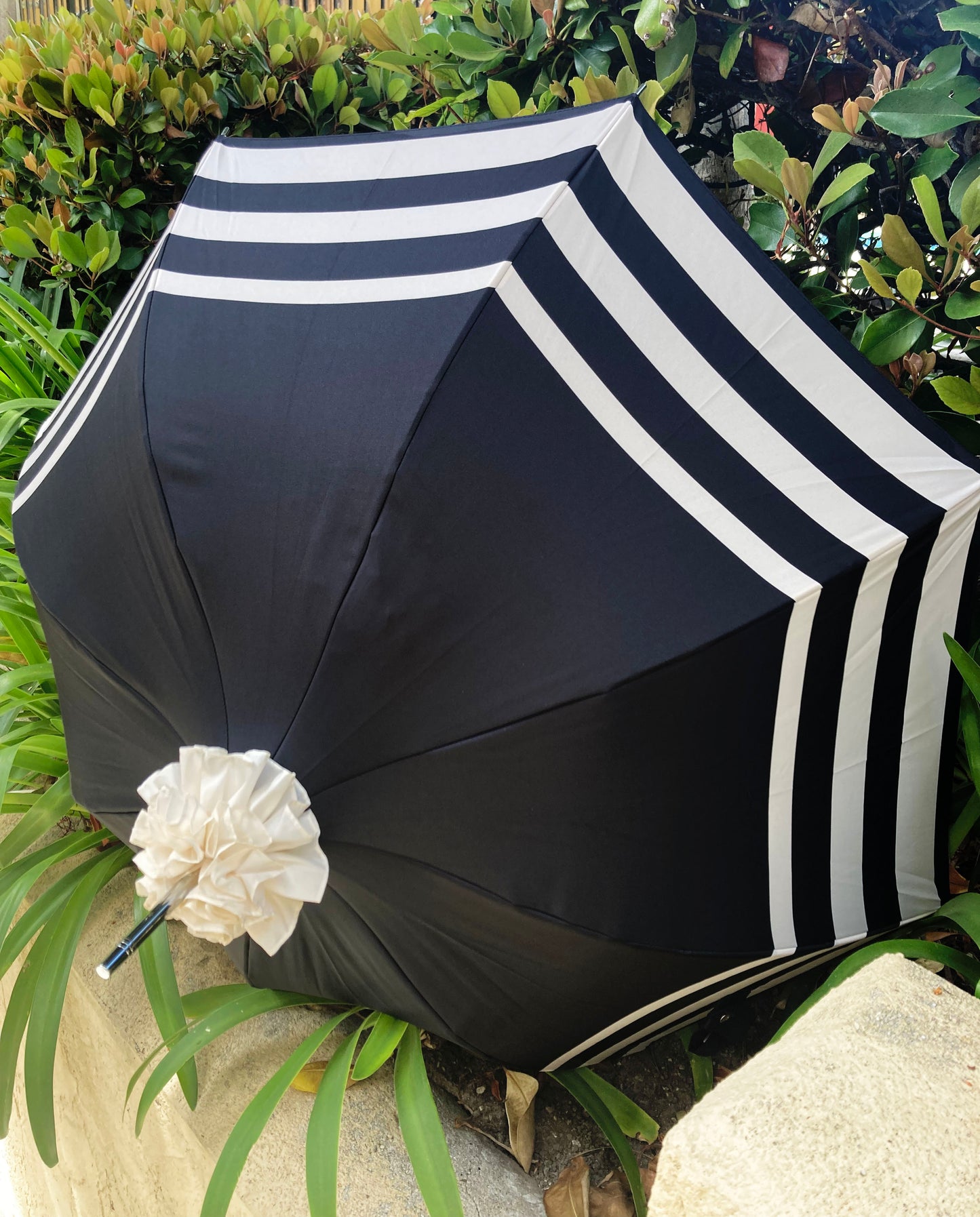 Paraguas elegante Audrey con volante en la parte superior | Apertura automática en negro y crema