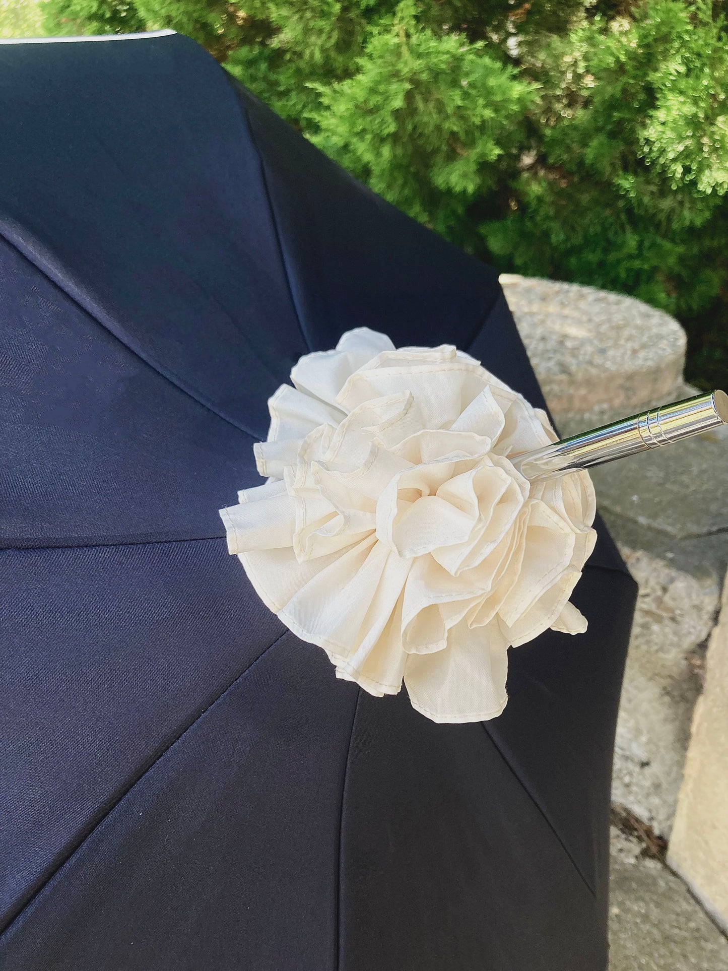 Paraguas elegante Audrey con volante en la parte superior | Apertura automática en negro y crema