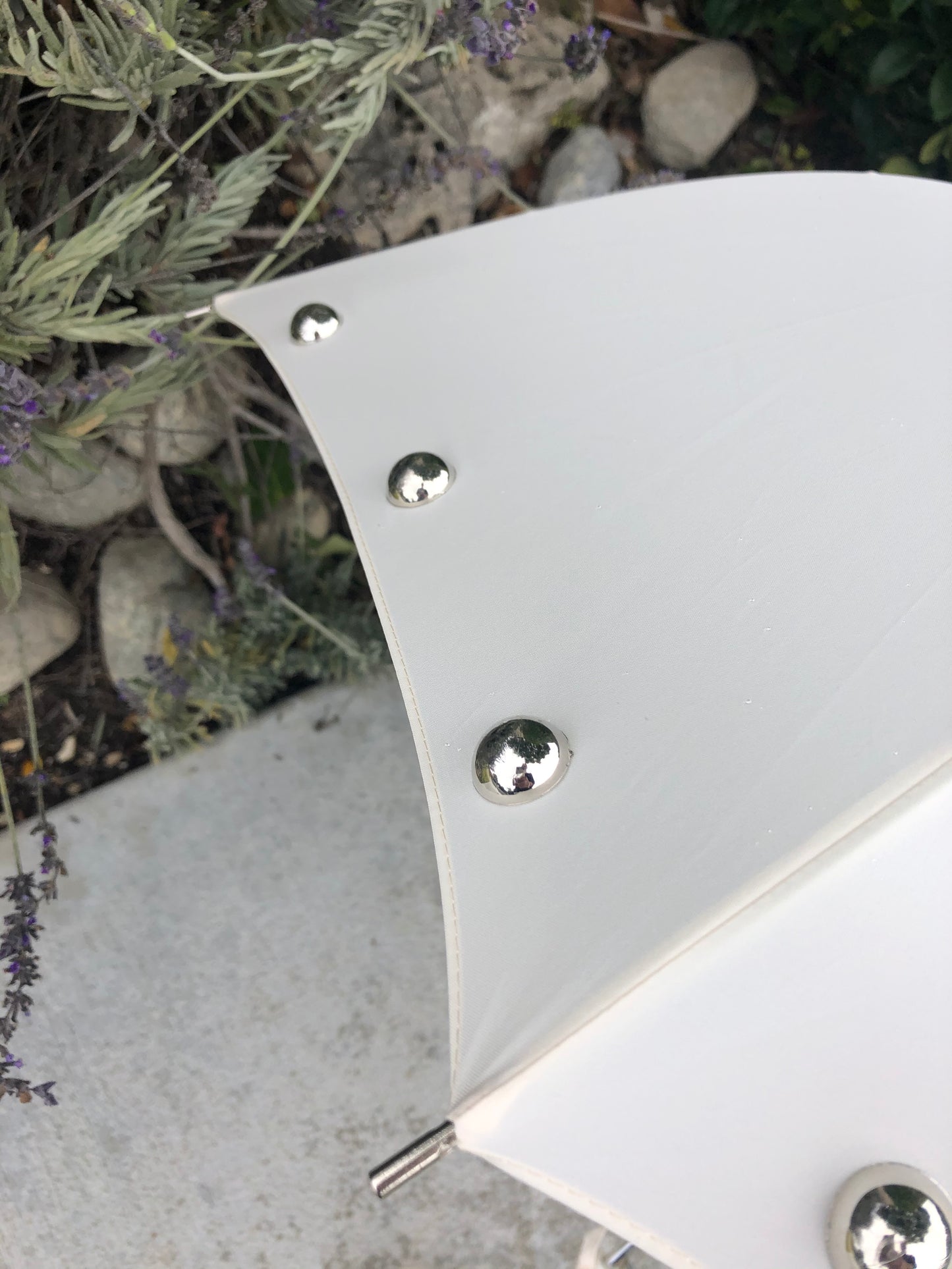 Sombrilla Amelia color crema | Dosel con forma de ojiva | Perlas plateadas | Hecho a medida