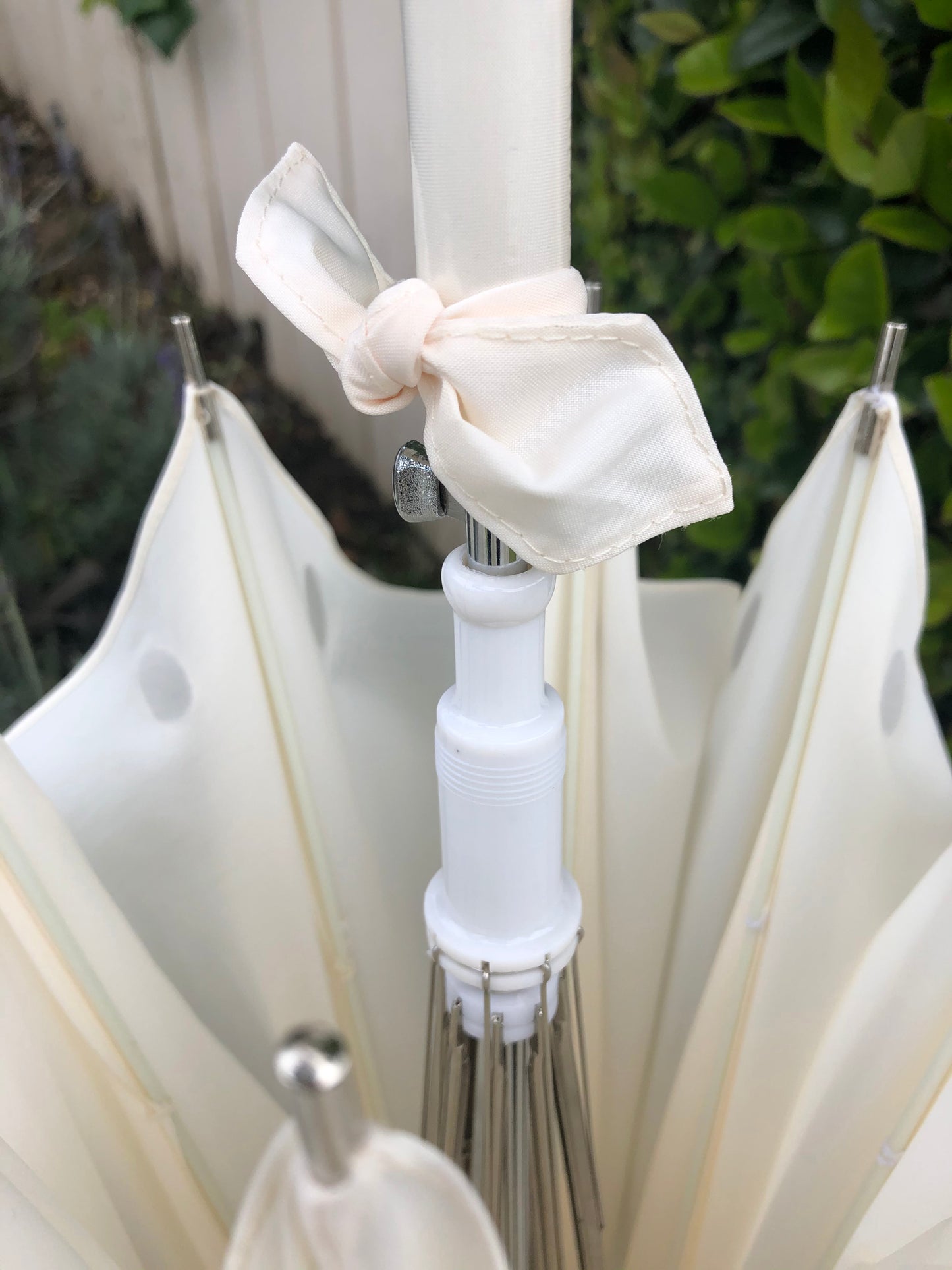 Sombrilla Amelia color crema | Dosel con forma de ojiva | Perlas plateadas | Hecho a medida