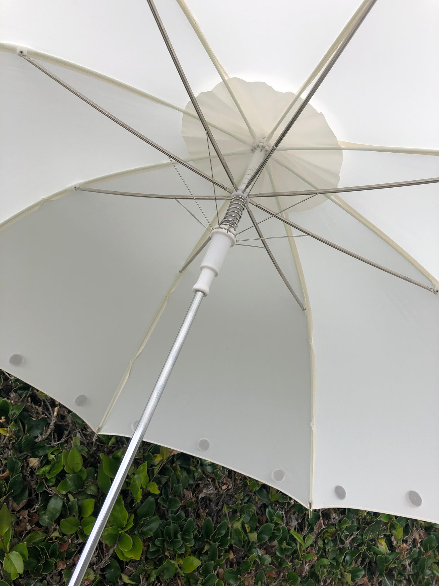 Sombrilla Amelia color crema | Dosel con forma de ojiva | Perlas plateadas | Hecho a medida