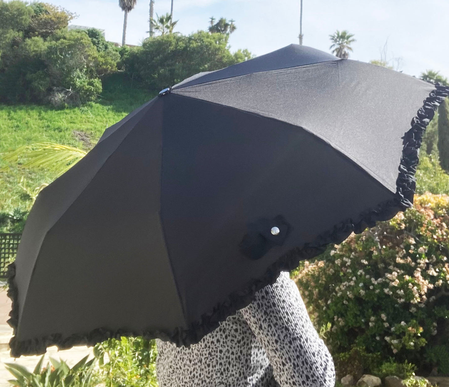Paraguas plegable negro con volantes de Lisbeth Dahl | Apertura y cierre automáticos | Para lluvia o sombra