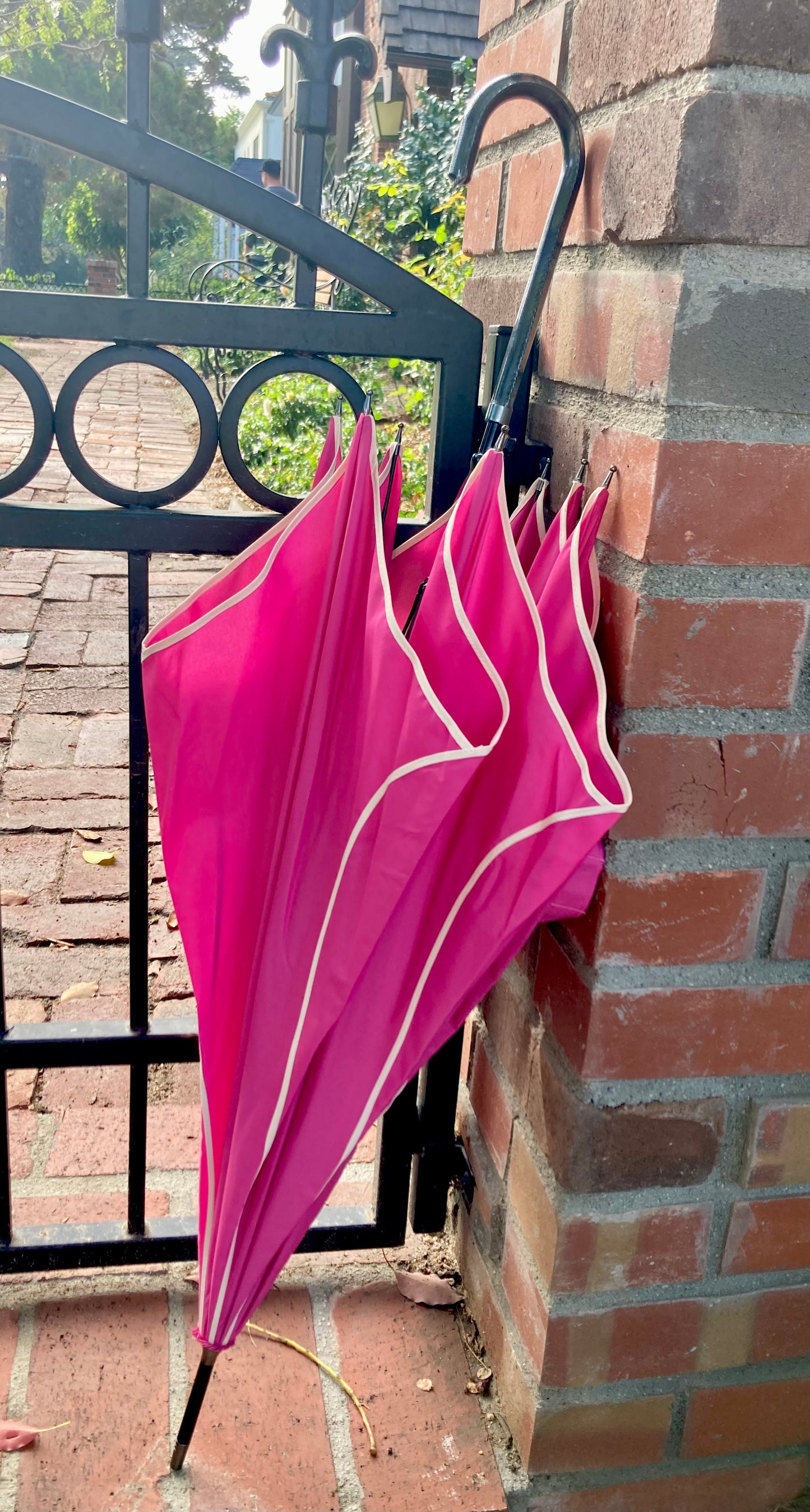 Paraguas rosa intenso con espirales para uso diario | Forma de pétalo | Ribete blanco
