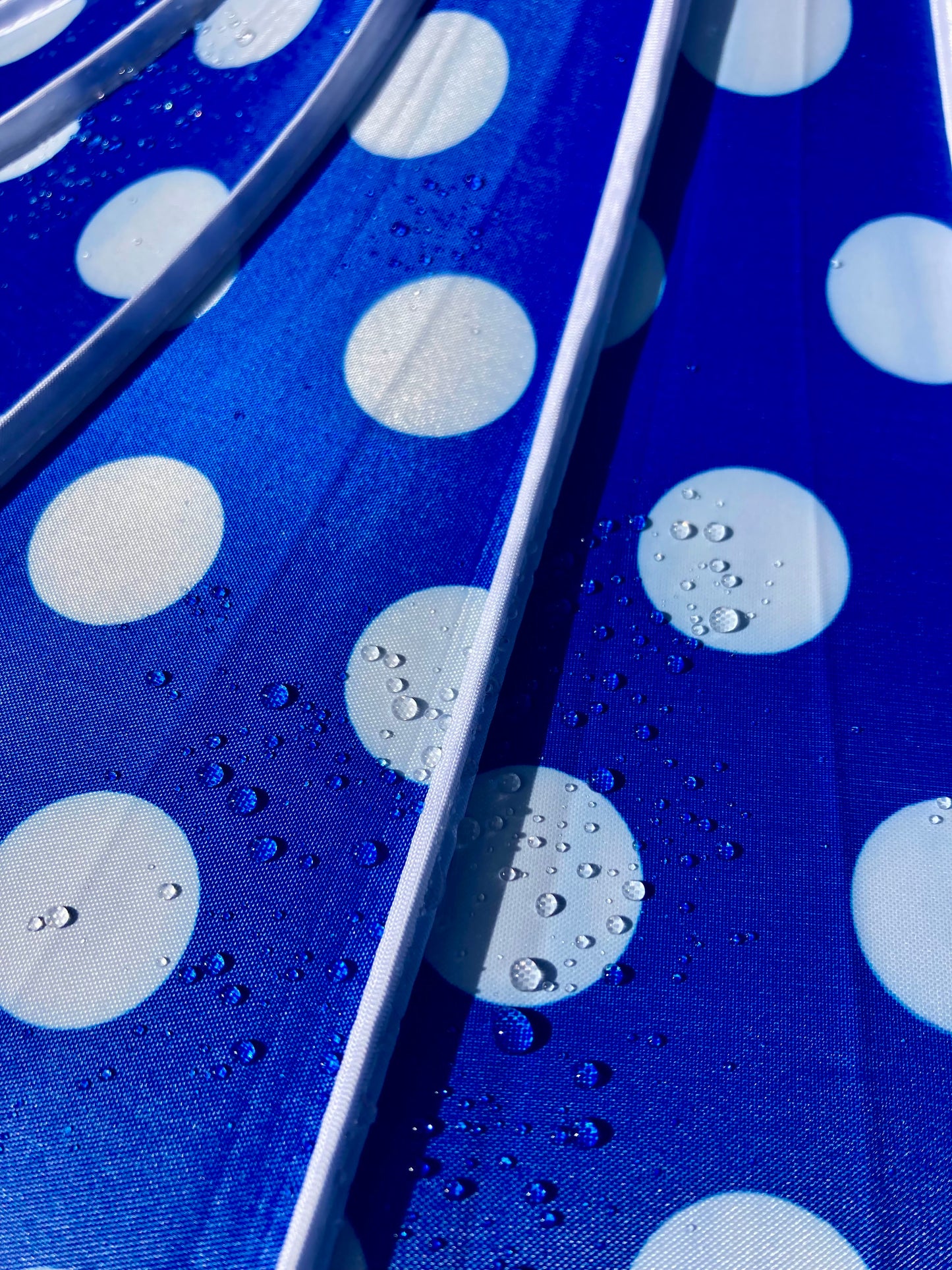 Paraguas opaco Bailey Blue | Estilo pagoda con protección UV | Lunares grandes