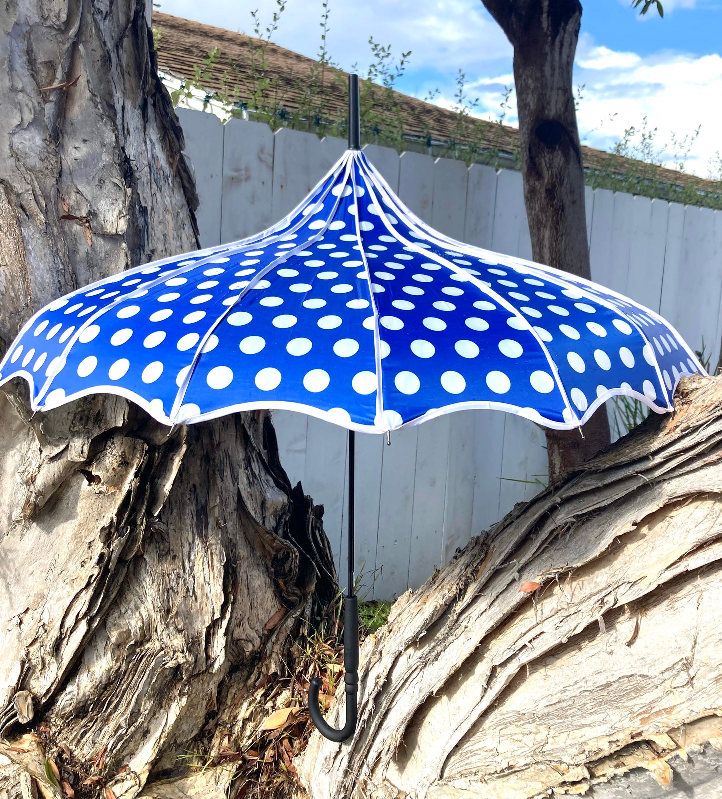 Paraguas opaco Bailey Blue | Estilo pagoda con protección UV | Lunares grandes