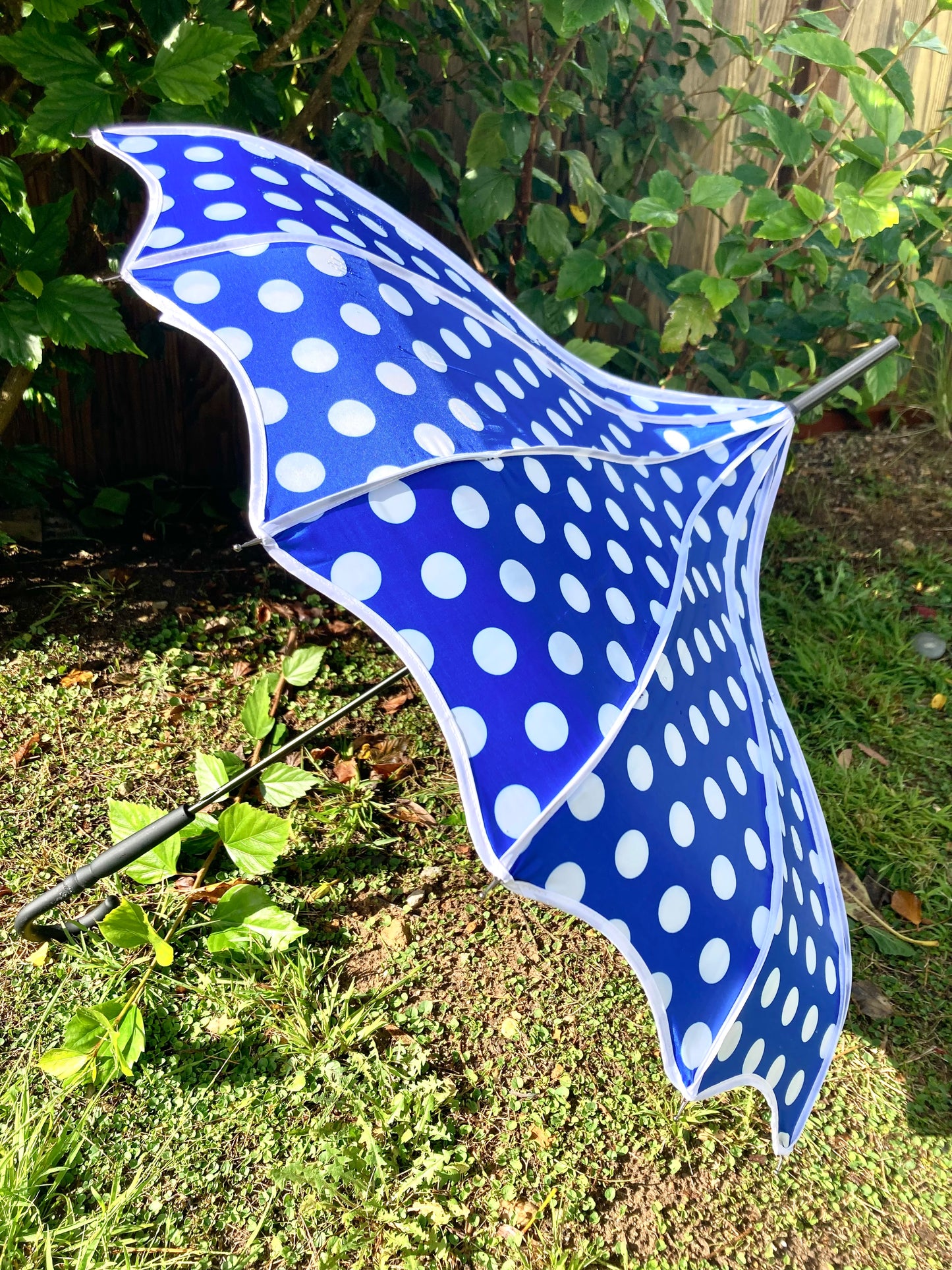 Paraguas opaco Bailey Blue | Estilo pagoda con protección UV | Lunares grandes