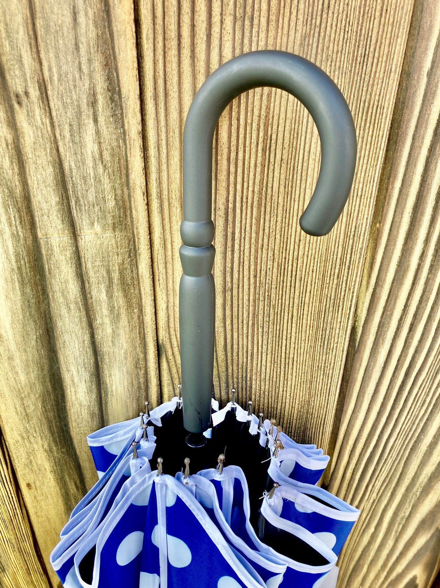 Paraguas opaco Bailey Blue | Estilo pagoda con protección UV | Lunares grandes