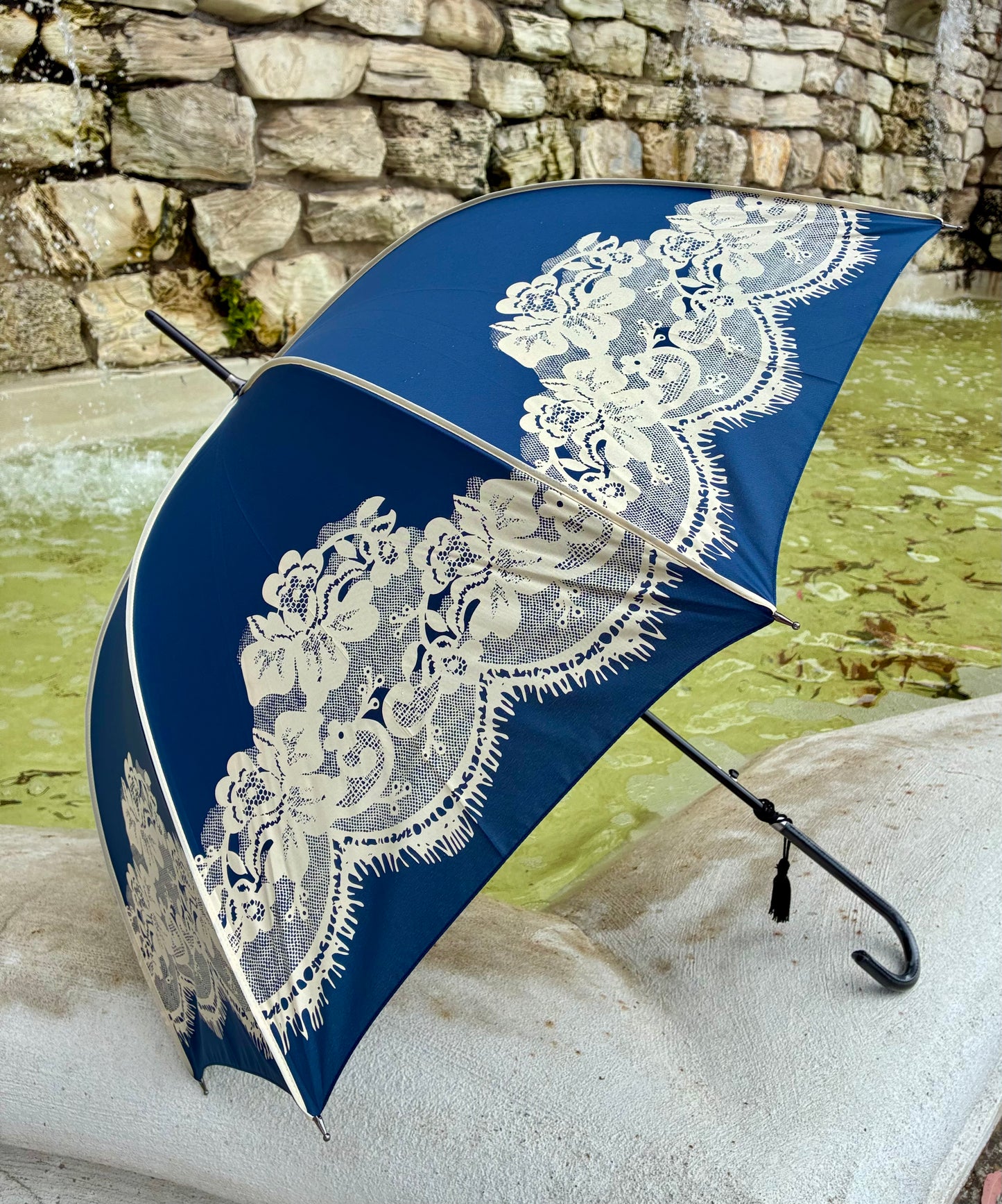 Sombrilla estilo inglés con encaje estampado | Toldo en forma de cúpula azul marino