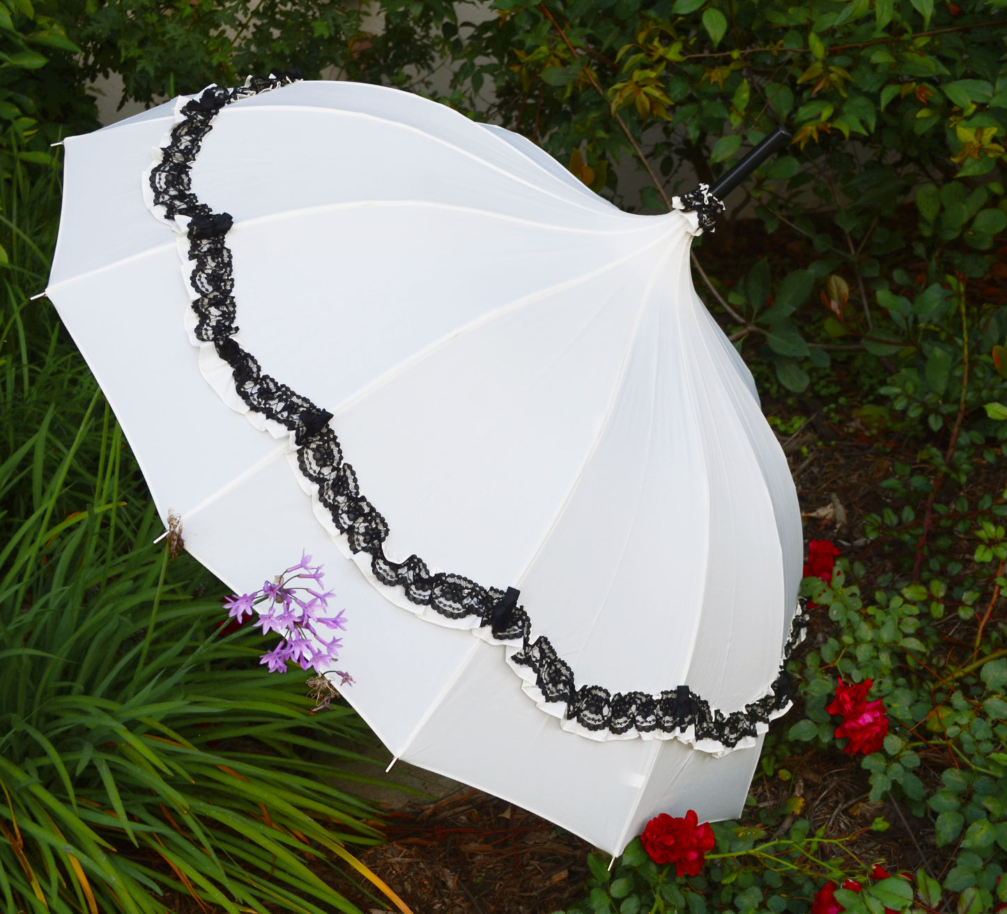 12 Panels Umbrella | Cream and Black Lace Trim With Bows | Beautiful Dome Shape