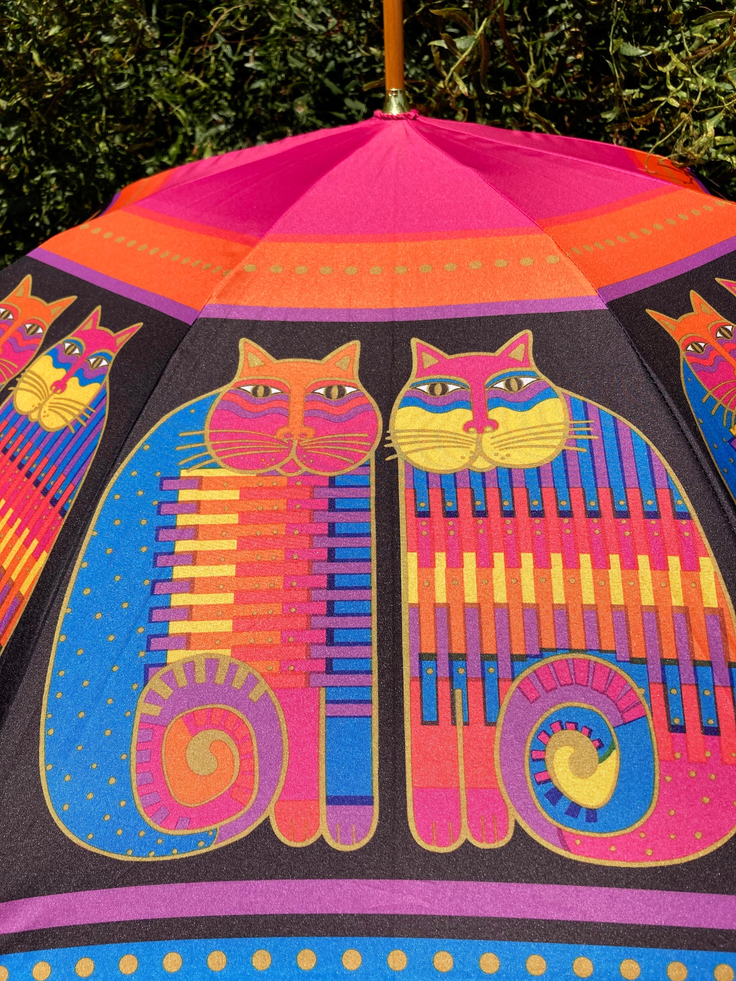 Paraguas Rainbow Cat Cousins ​​| Colección Laurel Burch