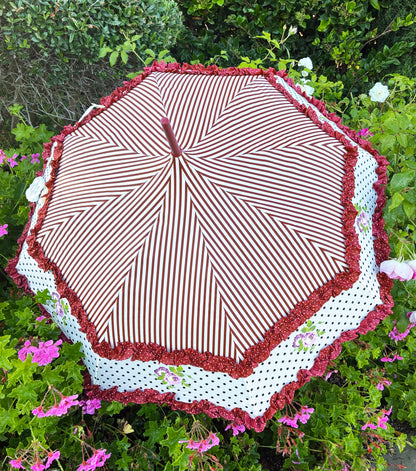 Diseño de rosa burdeos | Volante doble | Rayas y lunares