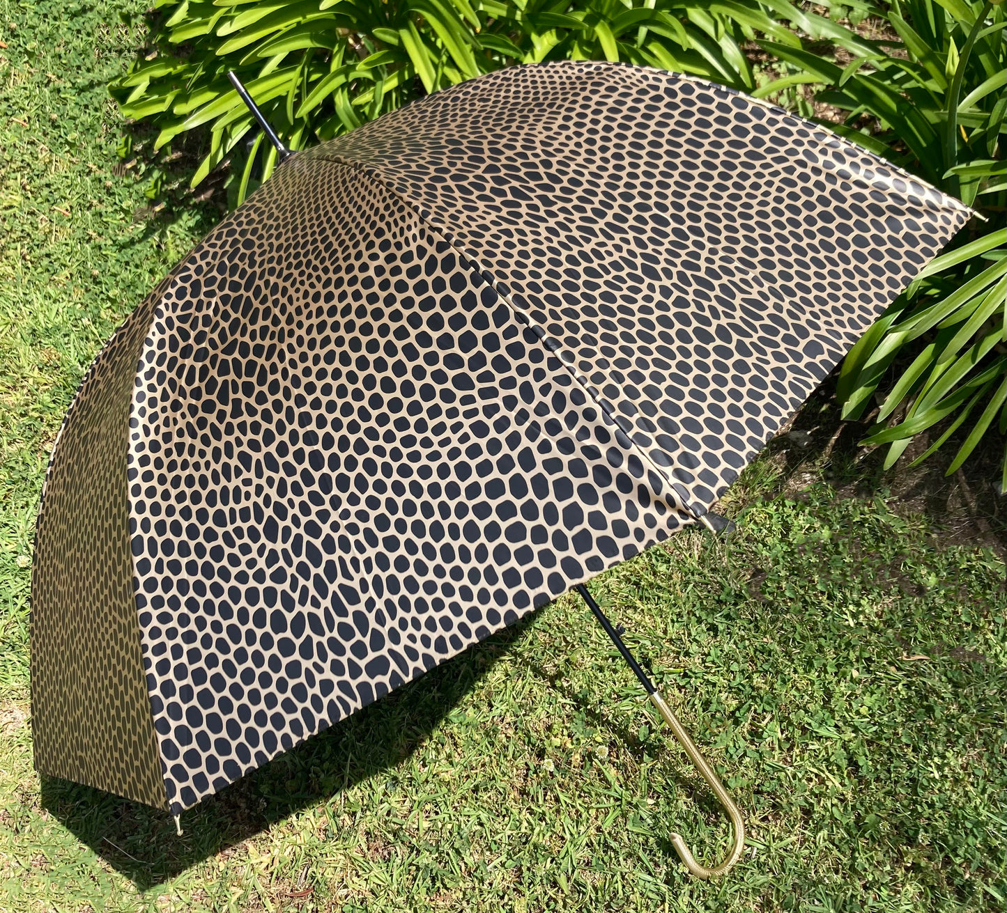 Paraguas con estampado de serpiente dorado metalizado | Cúpula profunda | Protección UV 100 % sombra | Resistente al agua