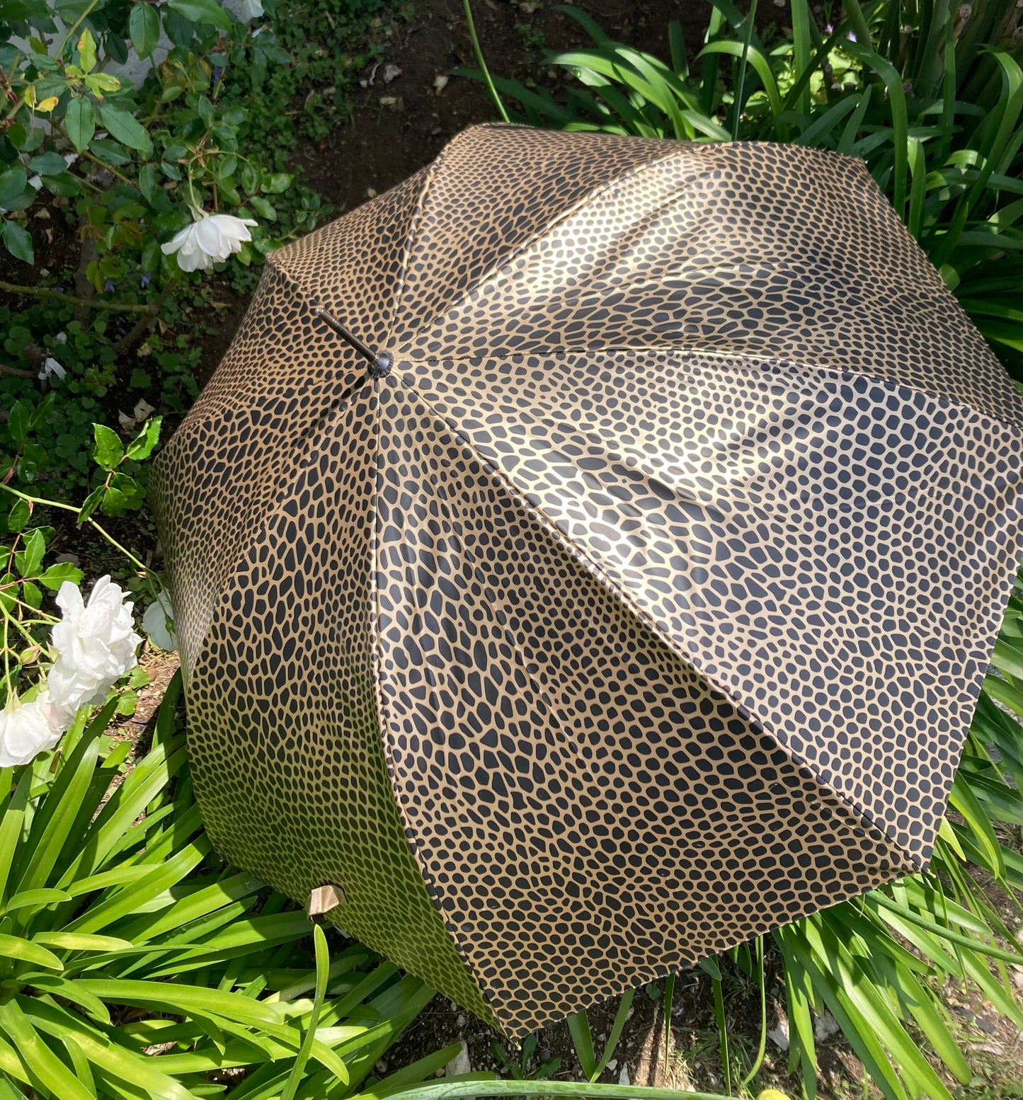 Paraguas con estampado de serpiente dorado metalizado | Cúpula profunda | Protección UV 100 % sombra | Resistente al agua