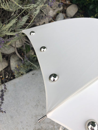 Sombrilla Amelia color crema | Dosel con forma de ojiva | Perlas plateadas | Hecho a medida