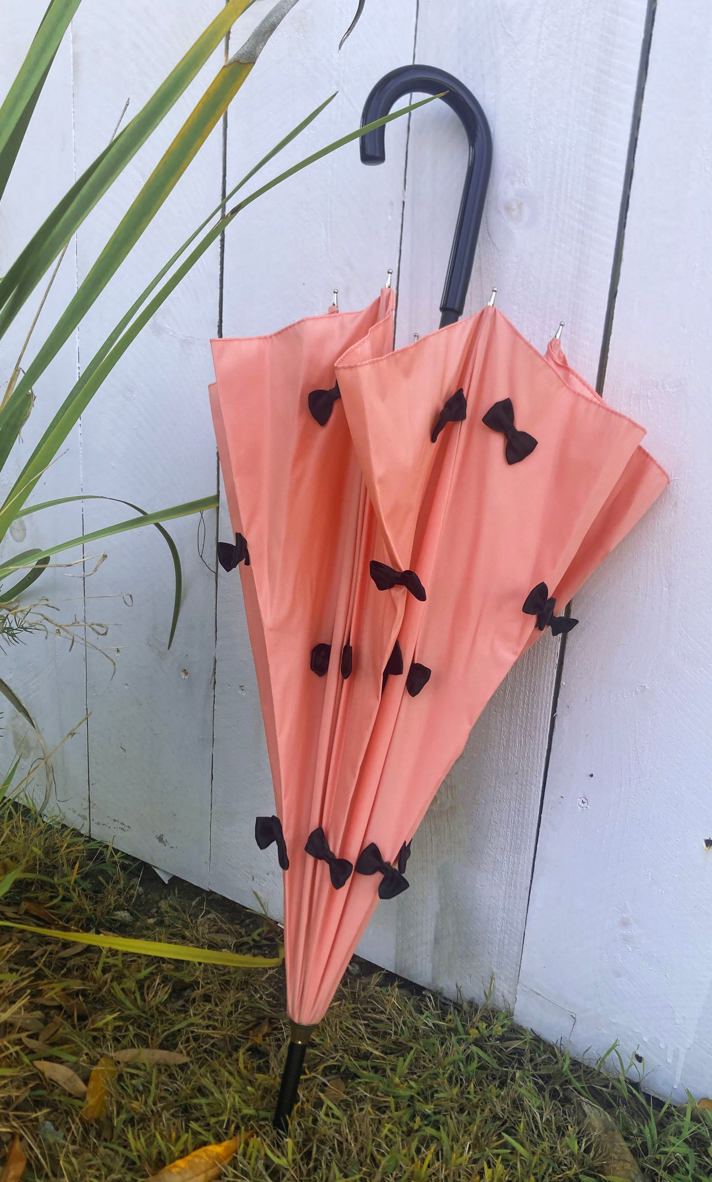 Paraguas Lolita color coral | Lazos de satén negro | Hecho a mano en Francia | Envío gratuito