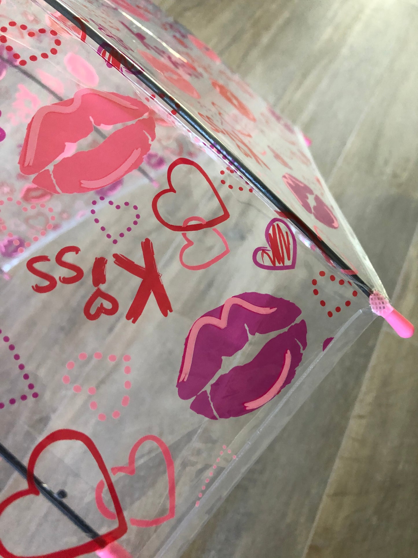 Paraguas de burbuja transparente Lips and Kisses | Cúpula profunda con estampado rosa, rojo y morado